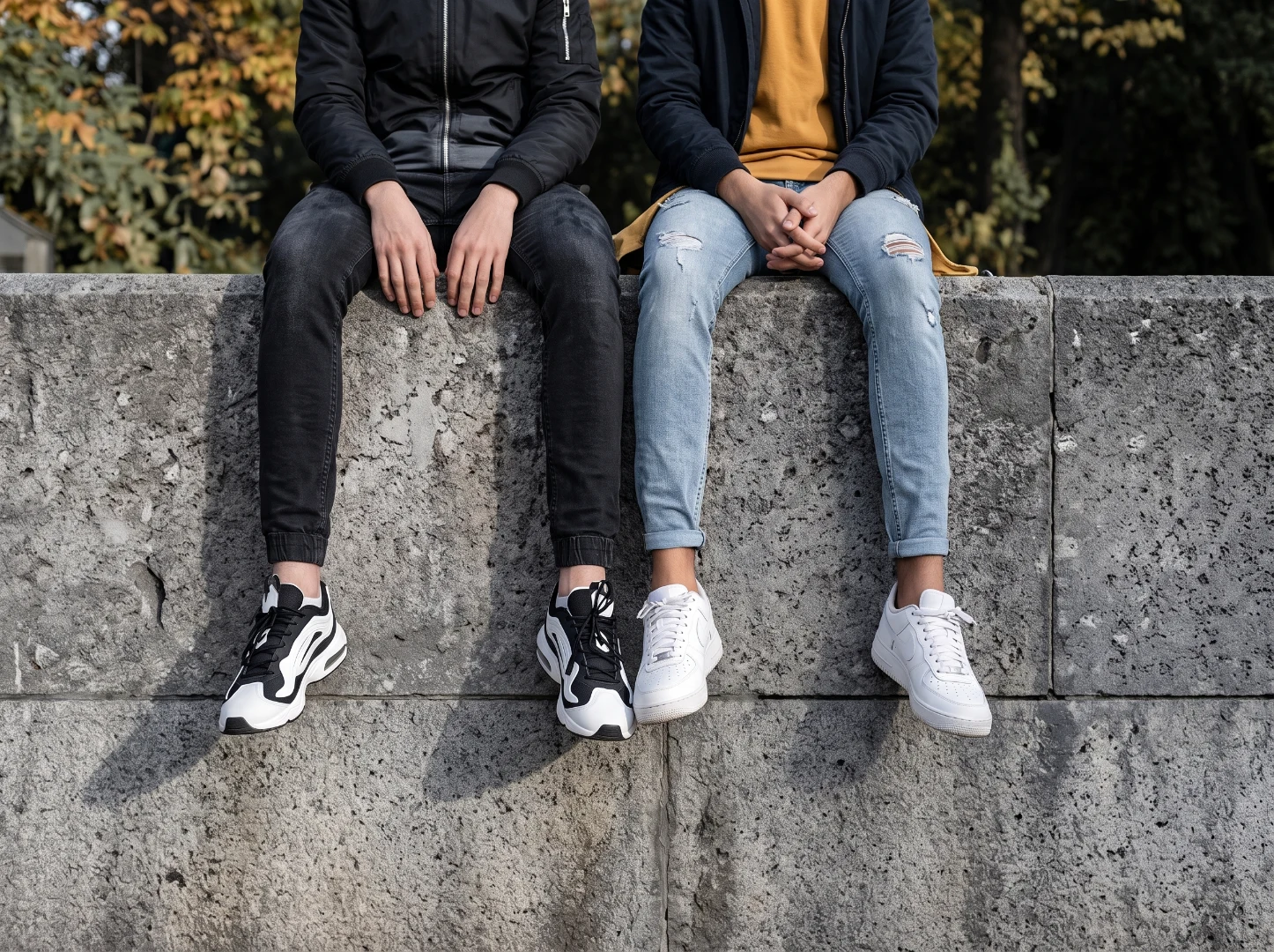 Zwei Jungs, die auf einer Mauer sitzen